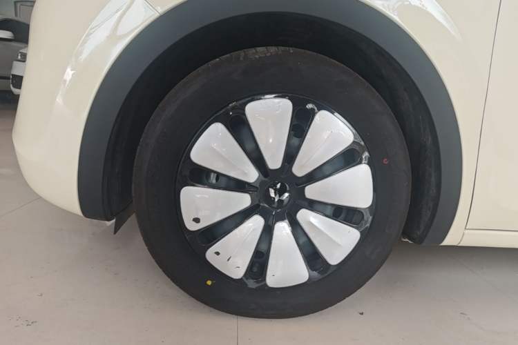 Used Wuling Bingo 2025 410 km Lingxi Deluxe Edition Left Front Wheel Hub