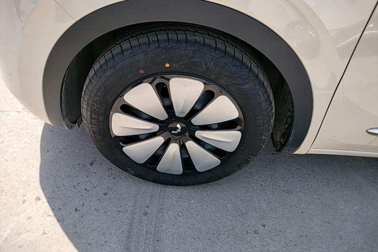 Used Wuling Bingo 2025 333 km Lingxi Deluxe Edition Left Front Wheel Hub