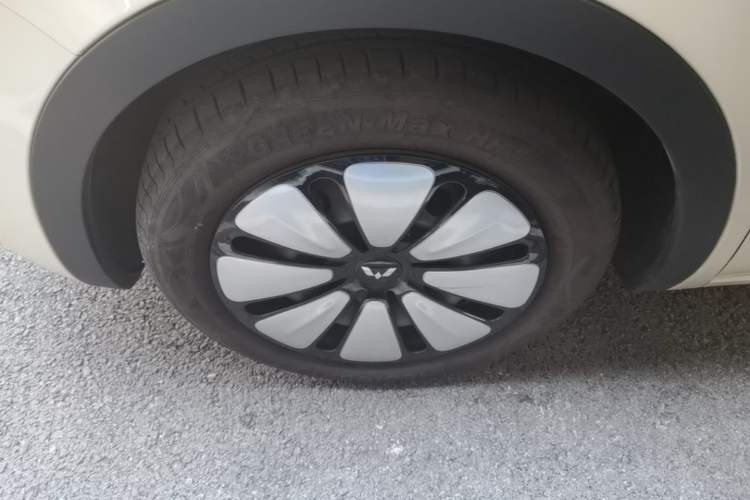 Used Wuling Bingo 2025 333 km Lingxi Connected Version Left Front Wheel Hub