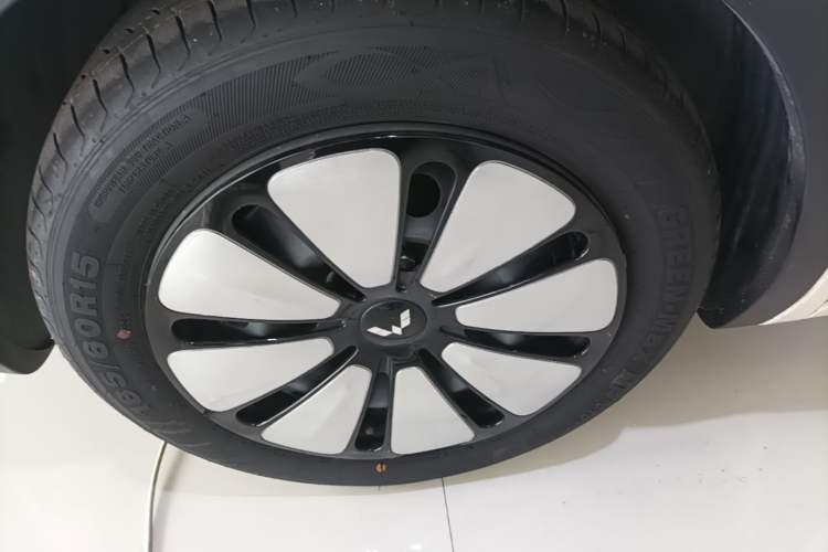 Used Wuling Bingo 2025 410 km Lingxi Deluxe Edition Left Front Wheel Hub