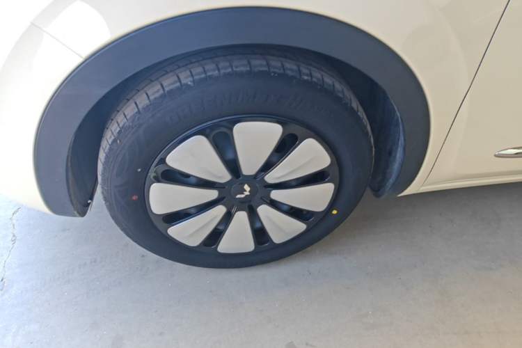 Used Wuling Bingo 2025 333 km Lingxi Connected Version Left Front Wheel Hub