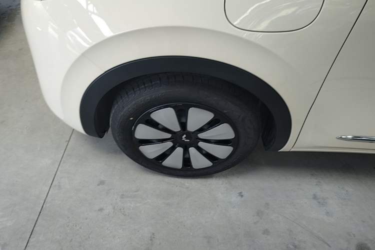 Used Wuling Bingo 2025 410 km Lingxi Deluxe Edition Left Front Wheel Hub
