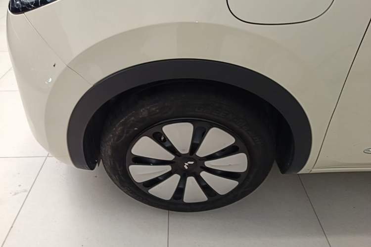 Used Wuling Bingo 2025 333 km Lingxi Connected Version Left Front Wheel Hub