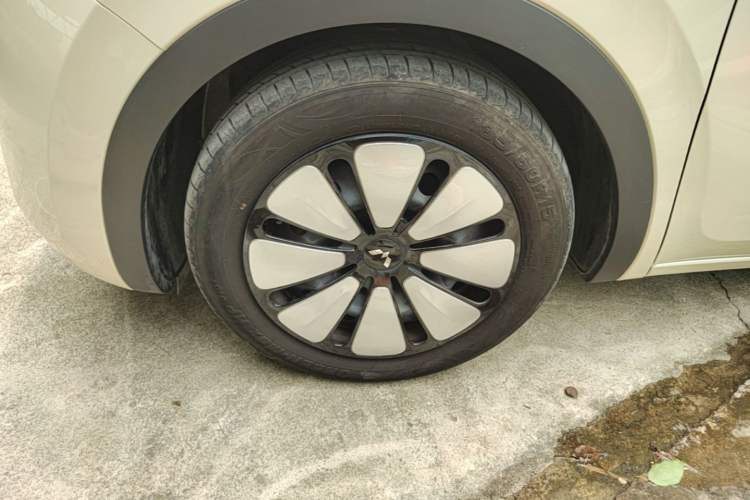 Used Wuling Bingo 2025 333 km Lingxi Connected Version Left Front Wheel Hub