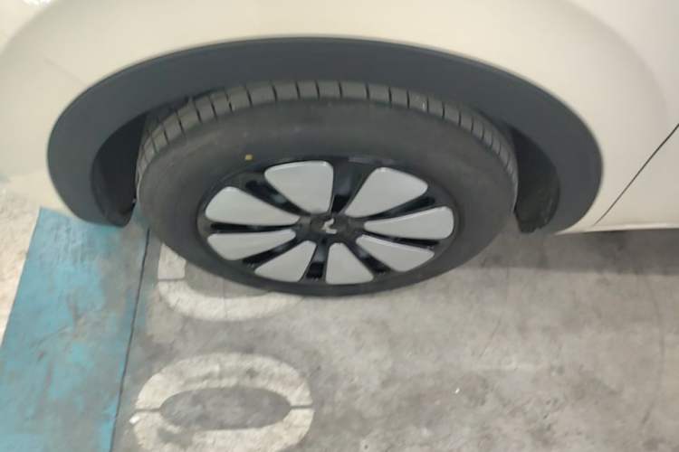 Used Wuling Bingo 2025 333 km Lingxi Connected Version Left Front Wheel Hub
