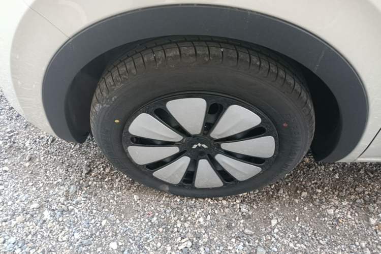Used Wuling Bingo 2025 333 km Lingxi Connected Version Left Front Wheel Hub