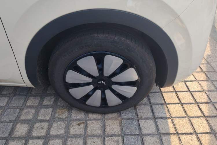 Used Wuling Bingo 2025 333 km Lingxi Connected Version Right Front Wheel Hub