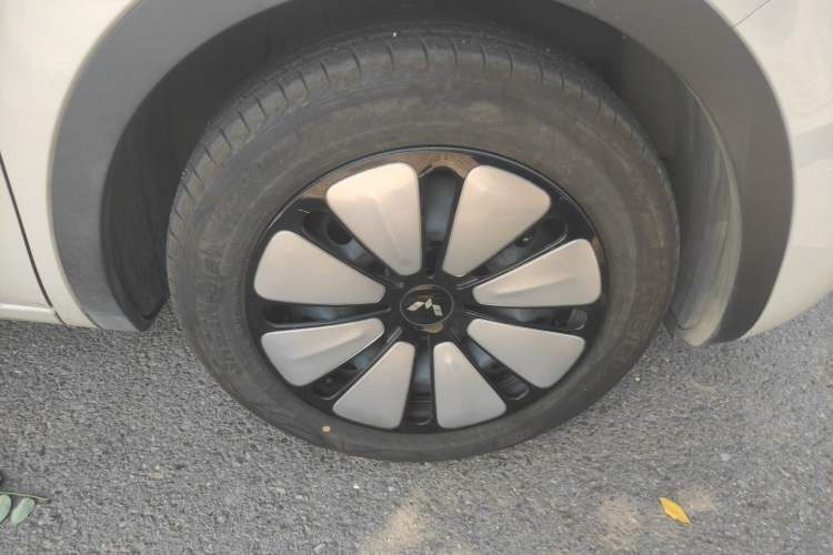 Used Wuling Bingo 2025 333 km Lingxi Connected Version Right Front Wheel Hub