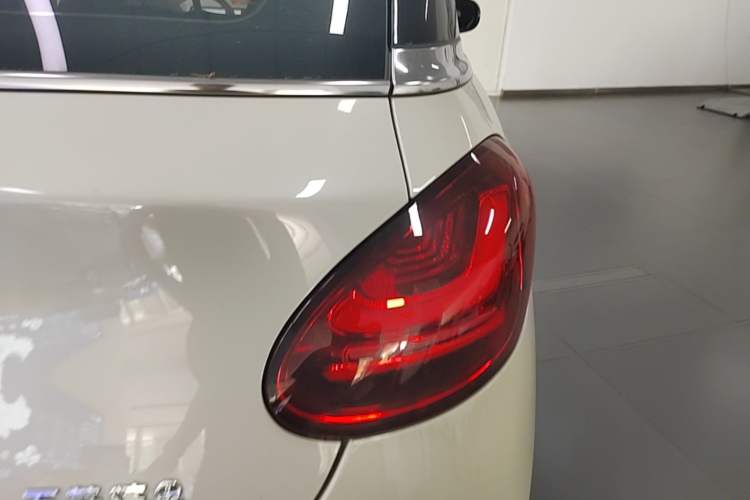 Used Wuling Bingo 2025 333 km Lingxi Connected Version Right Rear Taillight