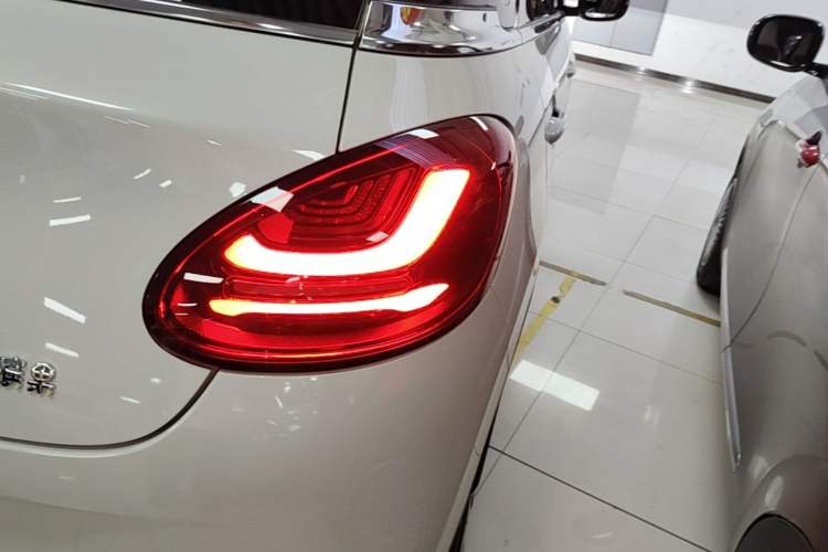Used Wuling Bingo 2025 333 km Lingxi Connected Version Right Rear Taillight