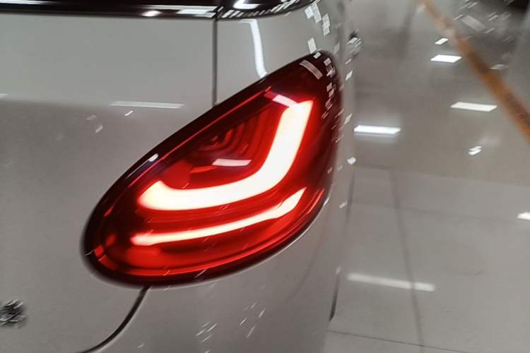 Used Wuling Bingo 2025 333 km Lingxi Connected Version Right Rear Taillight
