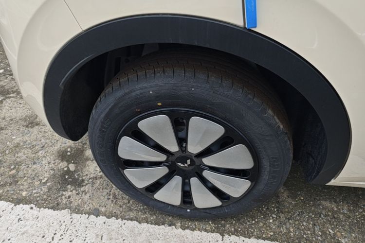 Used Wuling Bingo 2025 333 km Lingxi Connected Version Right Rear Wheel Hub