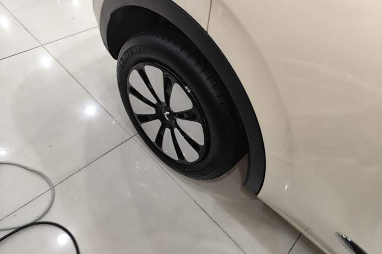 Used Wuling Bingo 2025 333 km Lingxi Connected Version Right Rear Wheel Hub