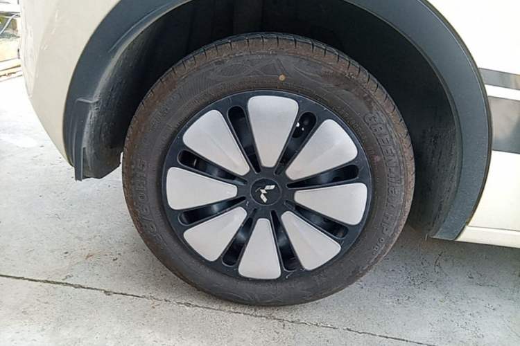 Used Wuling Bingo 2025 333 km Lingxi Connected Version Right Rear Wheel Hub