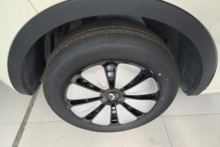 Used Wuling Bingo 2025 333 km Lingxi Connected Version Right Rear Wheel Hub
