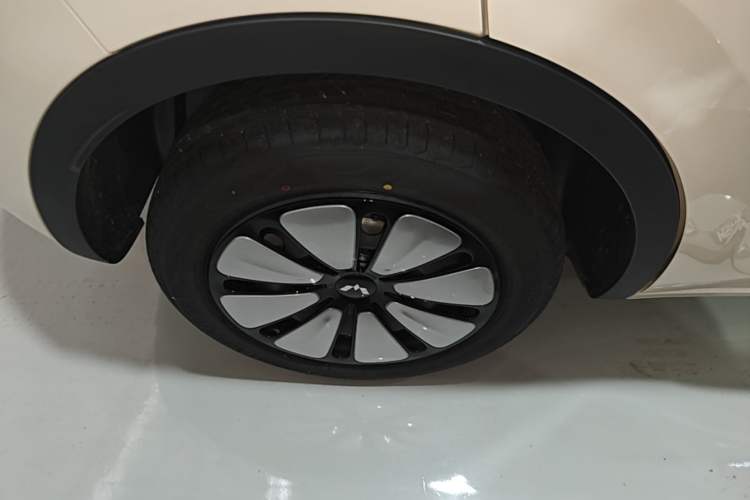 Used Wuling Bingo 2025 333 km Lingxi Connected Version Right Rear Wheel Hub