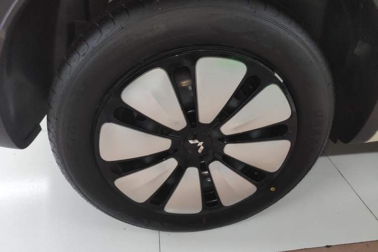 Used Wuling Bingo 2025 410 km Lingxi Deluxe Edition Right Rear Wheel Hub