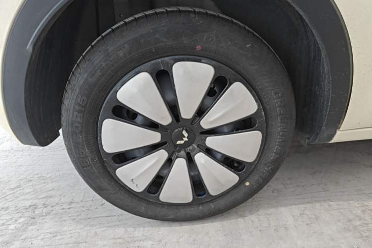 Used Wuling Bingo 2025 333 km Lingxi Deluxe Edition Right Rear Wheel Hub