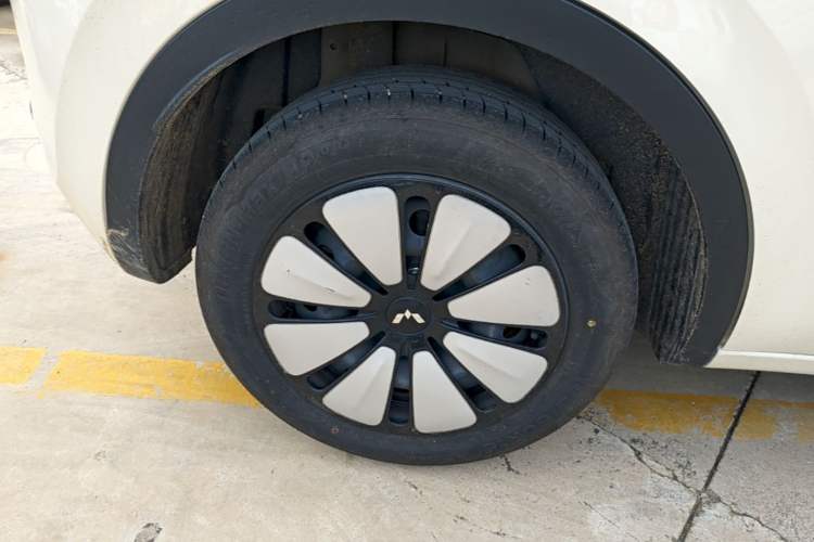 Used Wuling Bingo 2025 333 km Lingxi Deluxe Edition Right Rear Wheel Hub