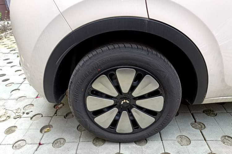 Used Wuling Bingo 2025 333 km Lingxi Connected Version Right Rear Wheel Hub