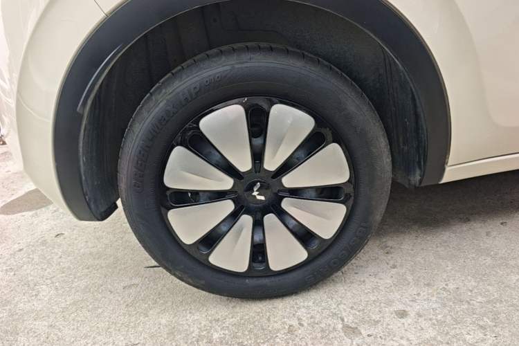 Used Wuling Bingo 2025 333 km Lingxi Deluxe Edition Right Rear Wheel Hub