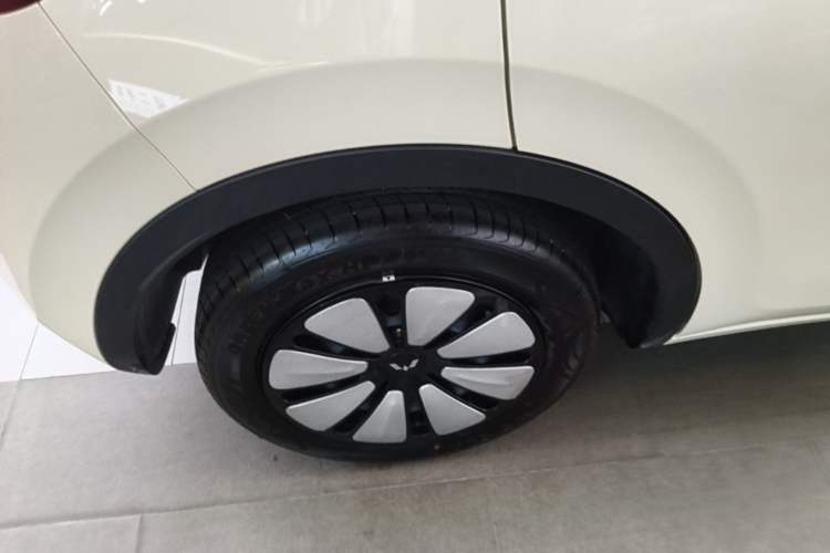 Used Wuling Bingo 2025 333 km Lingxi Connected Version Right Rear Wheel Hub