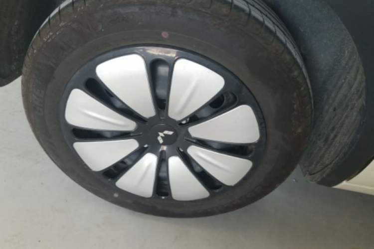 Used Wuling Bingo 2025 333 km Lingxi Connected Version Right Rear Wheel Hub