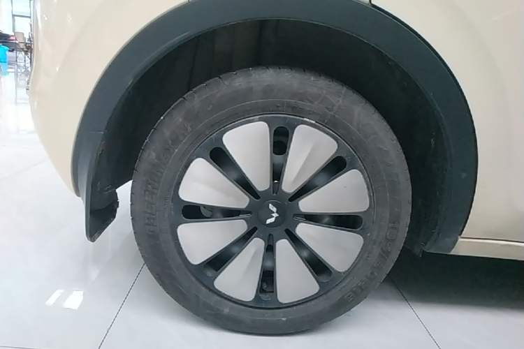 Used Wuling Bingo 2025 333 km Lingxi Deluxe Edition Right Rear Wheel Hub