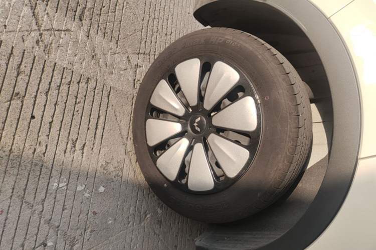 Used Wuling Bingo 2025 333 km Lingxi Connected Version Right Rear Wheel Hub