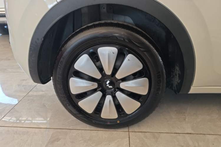 Used Wuling Bingo 2025 333 km Lingxi Connected Version Right Rear Wheel Hub