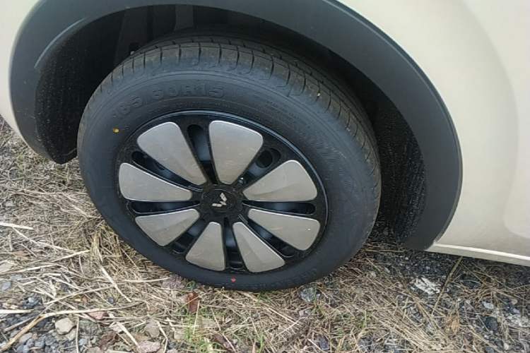 Used Wuling Bingo 2025 333 km Lingxi Connected Version Right Rear Wheel Hub