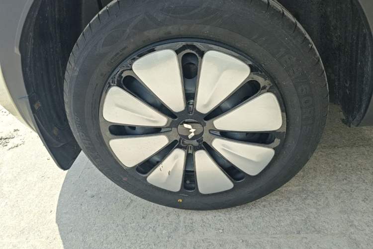 Used Wuling Bingo 2025 333 km Lingxi Connected Version Right Rear Wheel Hub