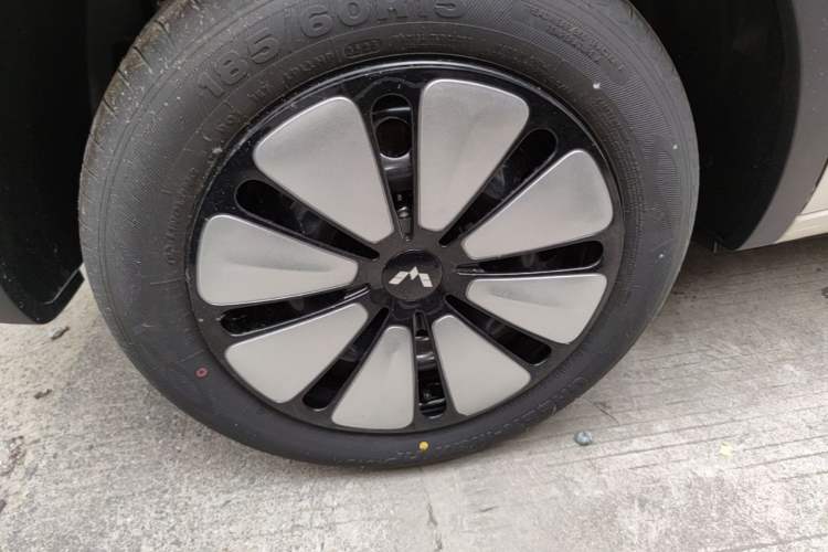 Used Wuling Bingo 2025 333 km Lingxi Connected Version Right Rear Wheel Hub