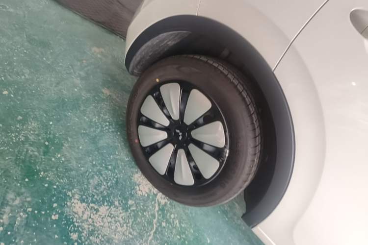 Used Wuling Bingo 2025 333 km Lingxi Connected Version Right Rear Wheel Hub