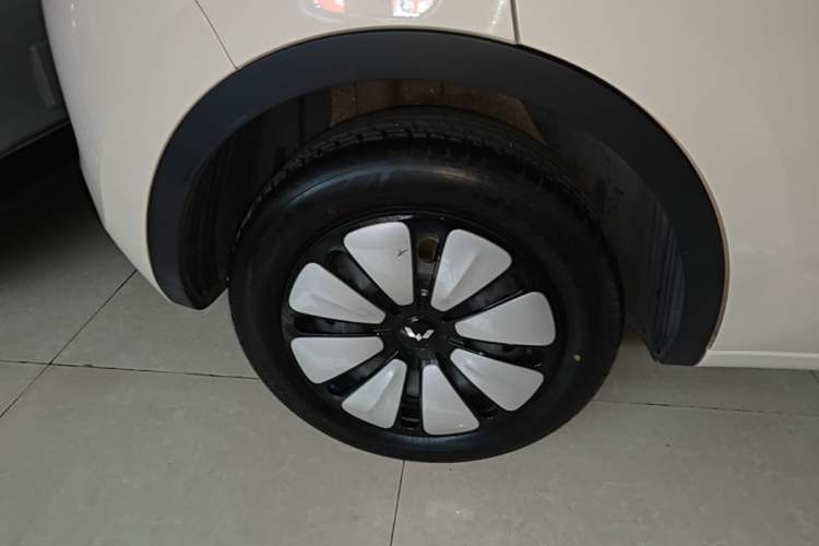 Used Wuling Bingo 2025 410 km Lingxi Deluxe Edition Right Rear Wheel Hub
