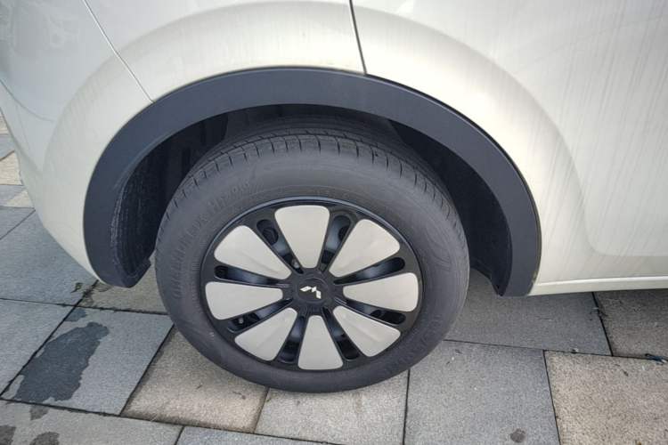 Used Wuling Bingo 2025 410 km Lingxi Deluxe Edition Right Rear Wheel Hub