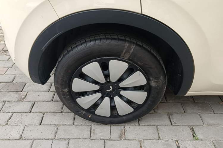 Used Wuling Bingo 2025 333 km Lingxi Deluxe Edition Right Rear Wheel Hub