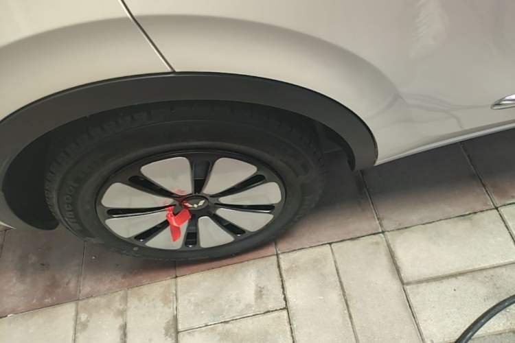 Used Wuling Bingo 2025 333 km Lingxi Connected Version Right Rear Wheel Hub