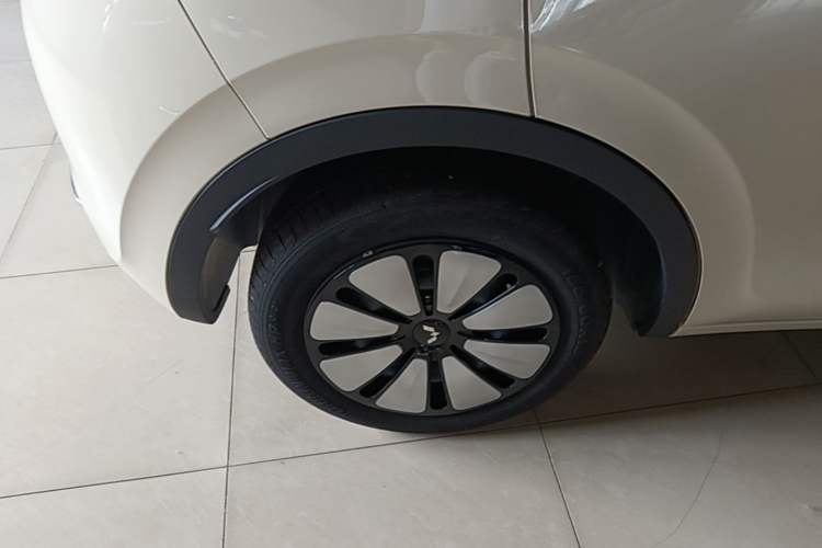 Used Wuling Bingo 2025 333 km Lingxi Deluxe Edition Right Rear Wheel Hub