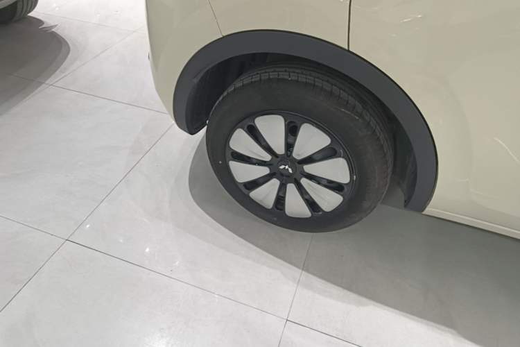 Used Wuling Bingo 2025 333 km Lingxi Deluxe Edition Right Rear Wheel Hub