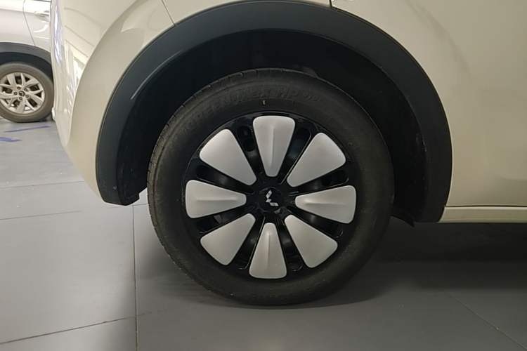 Used Wuling Bingo 2025 333 km Lingxi Connected Version Right Rear Wheel Hub