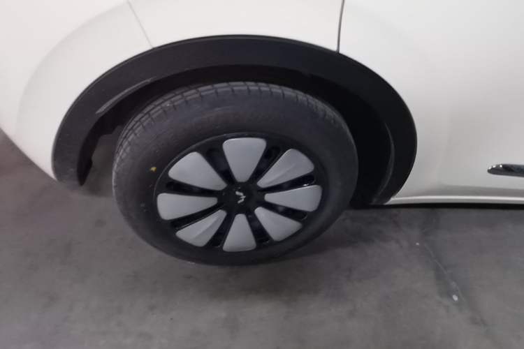 Used Wuling Bingo 2025 333 km Lingxi Connected Version Right Rear Wheel Hub