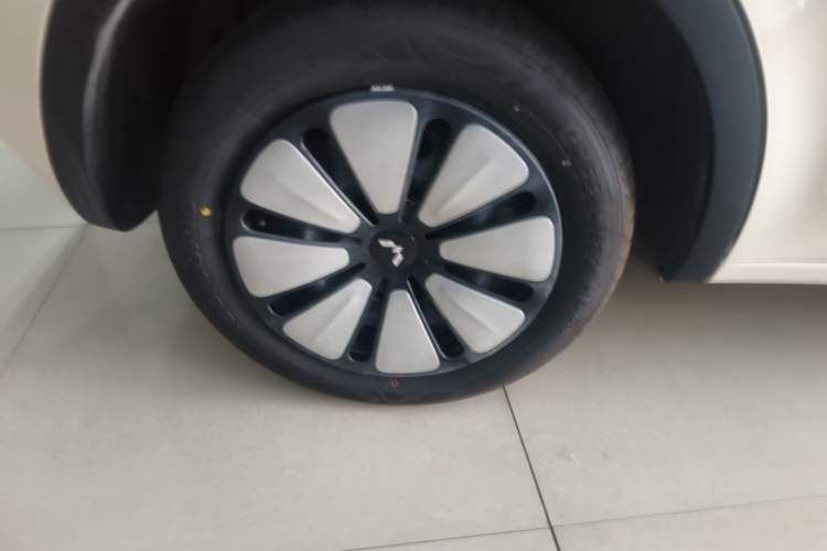 Used Wuling Bingo 2025 333 km Lingxi Connected Version Right Rear Wheel Hub
