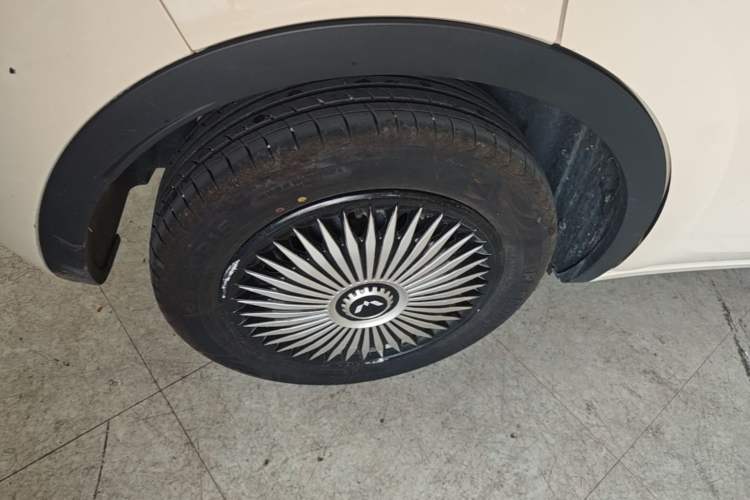 Used Wuling Bingo 2025 333 km Lingxi Connected Version Right Rear Wheel Hub