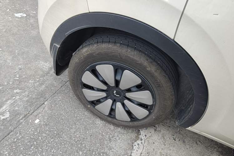 Used Wuling Bingo 2025 333 km Lingxi Connected Version Right Rear Wheel Hub