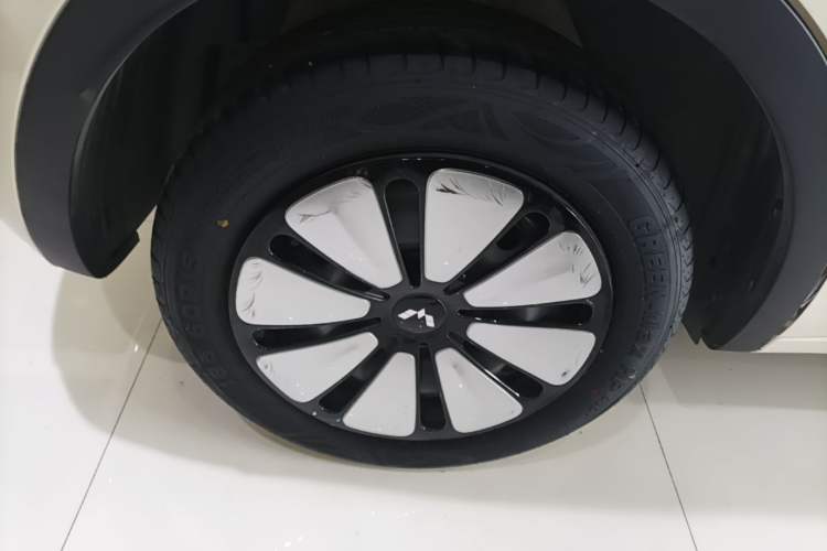 Used Wuling Bingo 2025 410 km Lingxi Deluxe Edition Right Rear Wheel Hub