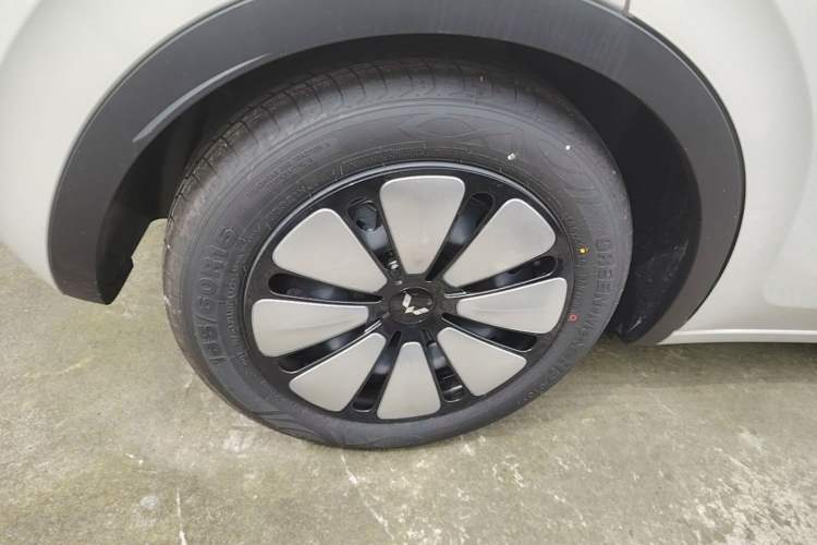 Used Wuling Bingo 2025 333 km Lingxi Connected Version Right Rear Wheel Hub