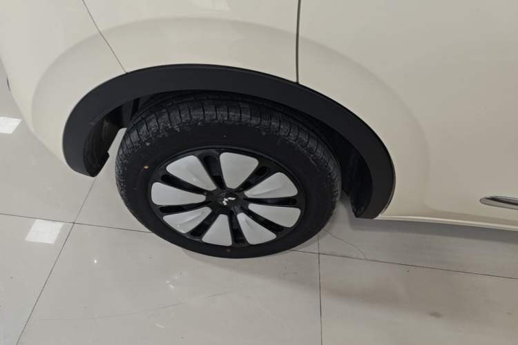Used Wuling Bingo 2025 333 km Lingxi Connected Version Right Rear Wheel Hub