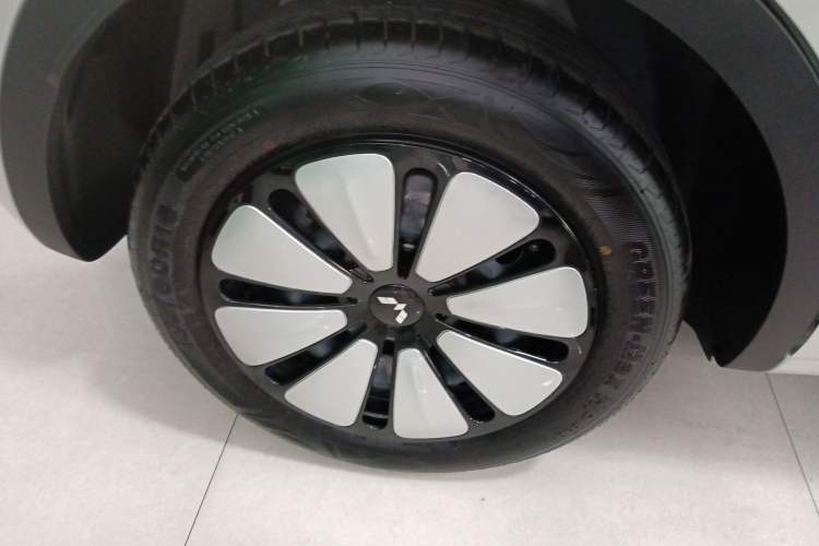 Used Wuling Bingo 2025 333 km Lingxi Connected Version Right Rear Wheel Hub