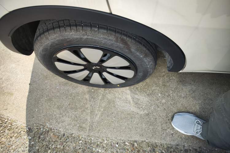 Used Wuling Bingo 2025 333 km Lingxi Connected Version Right Rear Wheel Hub